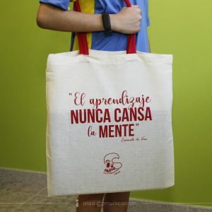 Bolsa de tela. Algodón de 105 g/ m2 . Cuerpo en color natural y asas color.